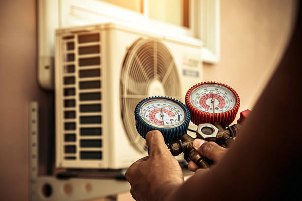 Professional Hvac technician working in Babson Park, FL